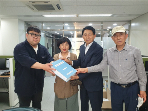 이석주(왼쪽 세번째) 서울시의원과 이향숙(〃 두 번째) 강남구 구의원이 지난 5월 25일 강남 일대 아파트 단지 주민대표들과 2020년 공동주택공시가격 단체 이의신청서를 작성해 들어보이고 있다. 해당 신청서는 한국감정원에 제출됐다. /사진제공=이석주 의원실