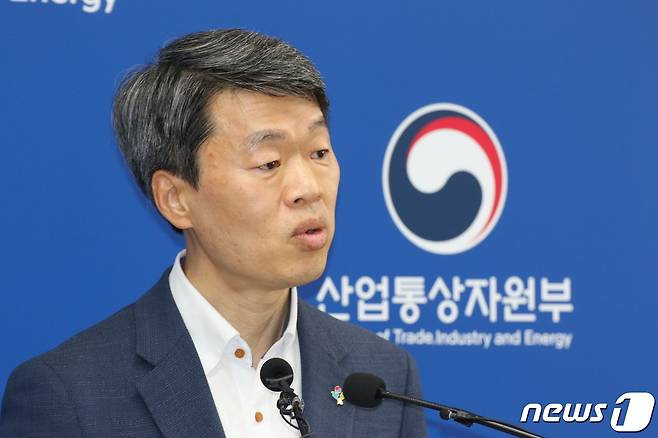 나승식 산업통상자원부 무역투자실장이 2일 정부세종청사 산자부 기자실에서 일본 수출규제 에 대해 브리핑을 하고 있다.2020.6.2/뉴스 © News1 이길표 기자