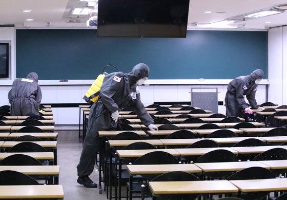 지난달 15일 오후 201특공여단 장병들이 신종 코로나바이러스 감염증(코로나19) 확산을 예방하기 위해 대구의 한 학원에서 방역을 하고 있다. 뉴스1