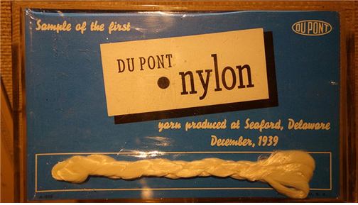 1939년 최종 실험 단계에서 생산된 나일론의 샘플. 나일론 명칭의 유래는 `닳지 않는다`는 뜻인 `no run`의 철자를 역순으로 한 `nuron`에서 왔다는 설과 `다리지 않아도 된다`는 뜻인 `no iron`에서 왔다는 설이 있다. 이를 `nilon`으로 했다가 최종적으로는 `nylon`이 낙점됐다. /출처=ⓒ듀폰 홈페이지