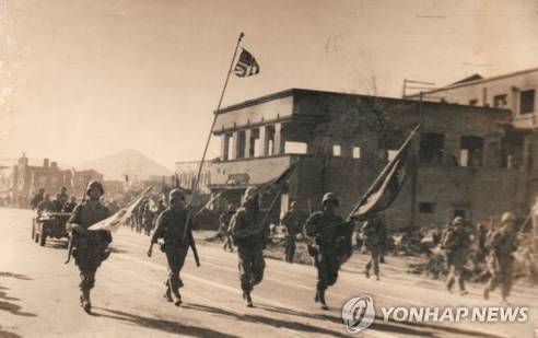 평양 입성 국군과 UN군 국군과 UN군이 평양을 탈환해 태극기를 앞세우고 입성하고 있다. 1950.10.19 (임인식=연합뉴스)