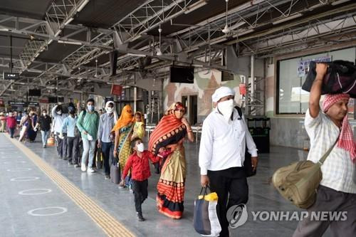 봉쇄 완화로 열차 이동에 나선 1일 인도 아메다바드의 주민. [AFP=연합뉴스]