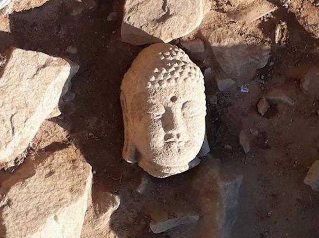 경북 경주 남산 약수곡에서 발견된 통일신라시대 석불좌상에서 분리된 것으로 보이는 불상의 머리.(문화재청 제공)© 뉴스1