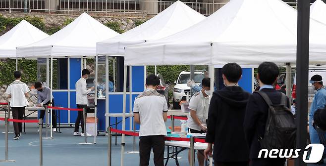 3일 오전 서울 종로구 중앙고등학교에서 학생들이 신종 코로나바이러스 감염증(코로나19) 선제조사를 받고 있다. 2020.6.3/뉴스1 © News1 황기선 기자