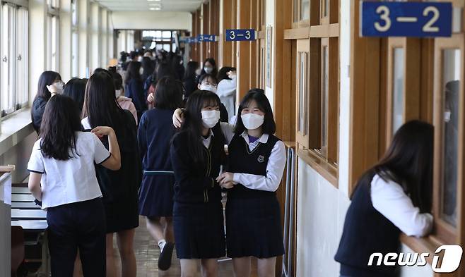 지난달 20일 부산 한 고등학교 고3 학생들이 쉬는 시간에 복도에서 대화를 나누고 있다. /뉴스1 © News1 여주연 기자