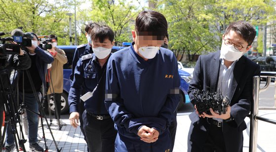 라임 사태 관련 뇌물 혐의 등을 받는 김 모 전 청와대 행정관이 지난 4월 18일 영장실질심사를 받기 위해 서울남부지법으로 들어가고 있다. 연합뉴스