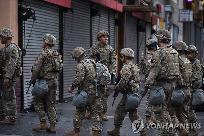 상점 약탈 막으려 순찰하는 미국 주방위군 (할리우드 AFP=연합뉴스) 미국 백인 경찰의 가혹 행위로 흑인 남성 조지 플로이드가 사망한 사건에 대한 항의 시위가 격화하고 있는 가운데 1일(현지 시간) 무장한 캘리포니아 주방위군이 약탈 방지를 위해 할리우드 상가를 순찰하고 있다. sungok@yna.co.kr