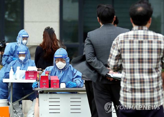 검체 검사받는 인천 부평구청 공무원들 (인천=연합뉴스) 윤태현 기자 = 인천지역에 신종 코로나바이러스 감염증(코로나19)이 확산하는 지난 2일 오후 인천시 부평구 부평구청에 마련된 선별진료소에서 구청 공무원들이 검체 검사를 받고 있는 모습. tomatoyoon@yna.co.kr