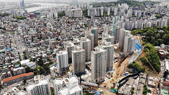 15일 1순위 청약을 받는 서울 동작구 상도동 ‘상도역 롯데캐슬’ 단지 모습. 지난달 말 기준 공정률 66.5%로 외관이 거의 완성돼 있다. /롯데건설