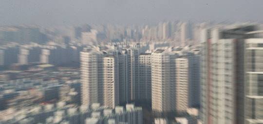 정부의 규제에도 고삐 풀린 수원 아파트값이 좀처럼 진정되지 않고 있다. 최근 광교신도시 일대에서 15억원이 넘는 아파트가 속속 거래되고 있다. 경기도 수원 시내 아파트 단지 모습.<연합뉴스>