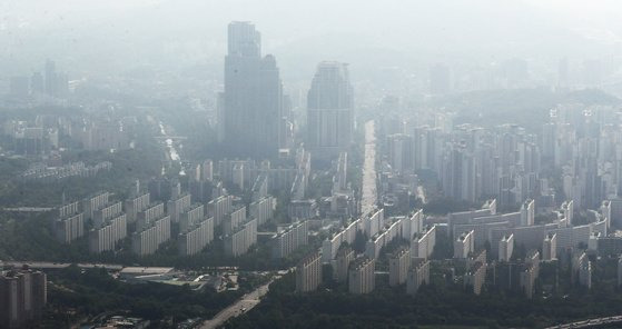 서울 아파트값 하락세가 둔화하며 주요 단지 가격이 바닥을 치고 오르는 분위기다.