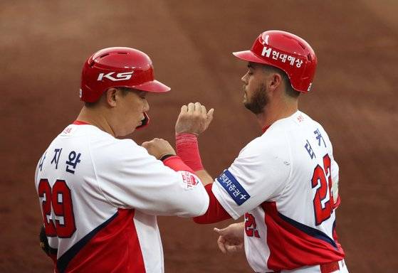 1회 솔로홈런을 친 뒤 나지완(왼쪽)과 세리머니를 하는 KIA 터커. [연합뉴스]
