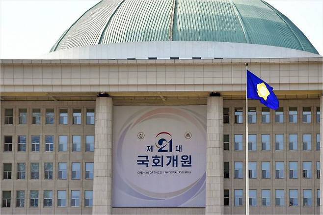 더불어민주당과 미래통합당의 21대 국회 원구성 협상이 난항을 겪고 있는 가운데 3일 국회 본청에 제21대 국회 개원을 알리는 대형 플랜카드가 걸려 있다. 윤창원기자