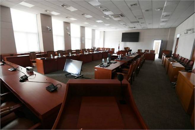 1일 국회 법사위 전체회의실이 텅 비어 있다. 여야가 2~3일로 합의했던 조국 법무부 장관 후보자 인사청문회가 증인 채택에 대한 여야의 이견으로 개최여부가 불학실하다. 이한형기자