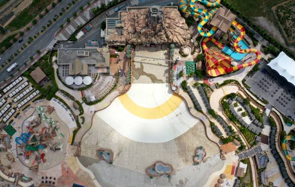 정부 워터파크 방역 지침 발표 - 정부가 신종 코로나바이러스 감염증(코로나19) 관련 워터파크 방역 지침을 발표한 3일 오후 경남 김해시 신문동 김해 롯데워터파크 모습. 롯데워터파크는 코로나19 확산 예방을 위해 휴장에 돌입한 상태다.  2020.6.3 연합뉴스