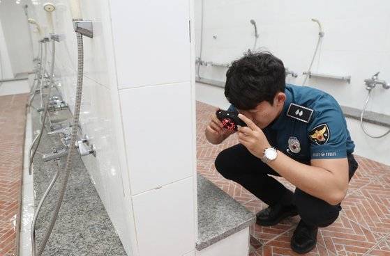 경찰관이 카메라 탐지장비를 이용해 몰래카메라 설치 여부를 단속하고 있다. 뉴스1