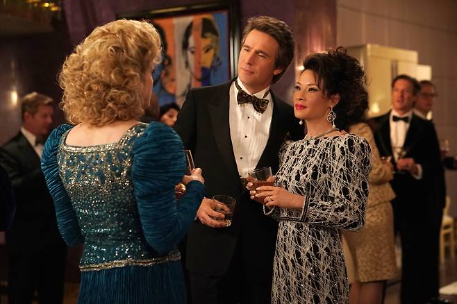 1980년대를 사는 시몬(루시 리우) 역시 남편이 게이라는 사실을 알게 되고 큰 충격에 휩싸인다. 왓챠플레이 제공