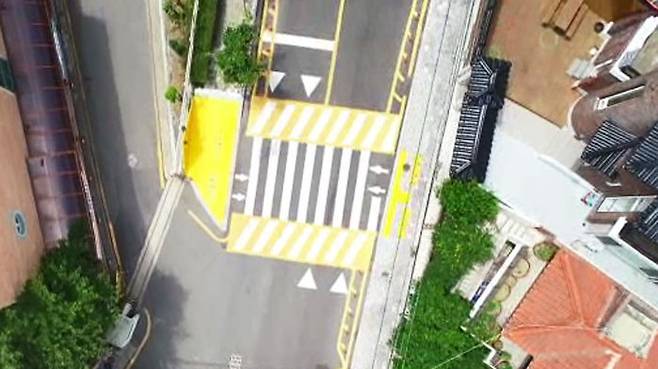 횡단보도가 시작하면서 조금씩 좁아지는 2차선 도로