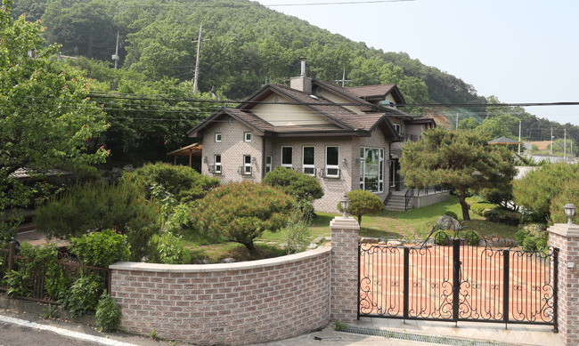 정의기억연대가 운영한 경기 안성시 소재 쉼터 ‘평화와 치유가 만나는 집’의 문이 5월 17일 굳게 닫혀 있다. [홍진환 동아일보 기자]