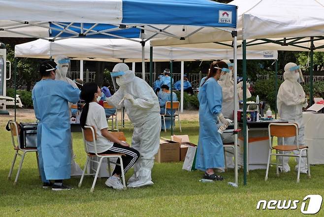 6일 오전 인천시 연수구 한 고등학교에서 워킹스루가 설치돼 학생들과 교직원들이 검체검사를 받고 있다. 이 학교는 전날 오후 이 학교에 재학 중인 A양(16·여·남동구 거주·인천 273번)이 신종 코로나 바이러스 감염증(코로나19) 확진 판정을 받았다. A양은 이달 3일과 4일 재학 중인 연수구 소재 고등학교에 등교해 수업을 받은 것으로 조사됐다. A양은 지난 5일 확진된 서울 관악구 건강식품 방문판매 업체인 리치웨이 방문 뒤 확진된 인천 264번 접촉자 후 확진됐다.2020.6.6/뉴스1 © News1 박아론 기자