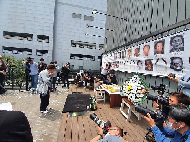 일본군 ’위안부‘ 피해자 이용수(92) 할머니가 6일 오전 11시 대구 희움 일본군 ’위안부‘ 역사관에서 열린 ’2020 대구·경북 일본군 ’위안부‘ 피해자 추모의날‘ 행사에서 세상을 떠난 일본군 ’위안부‘ 피해자 할머니들의 사진 앞에서 눈을 감고 두 손을 모으고 있다.