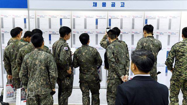 제대를 앞둔 직업 군인들의 최대 고민은 취업이다. 한창 일할 나이지만, 군 경력을 살린 양질의 일자리 구하기는 ‘하늘의 별 따기’ 수준이다. 사진은 지난해 3월 20일 경기 고양시 킨텍스에서 열린 전역예정장병 취업박람회에 참석한 장병들이 게시판에 걸린 채용공고를 살펴보는 모습. 배우한 기자