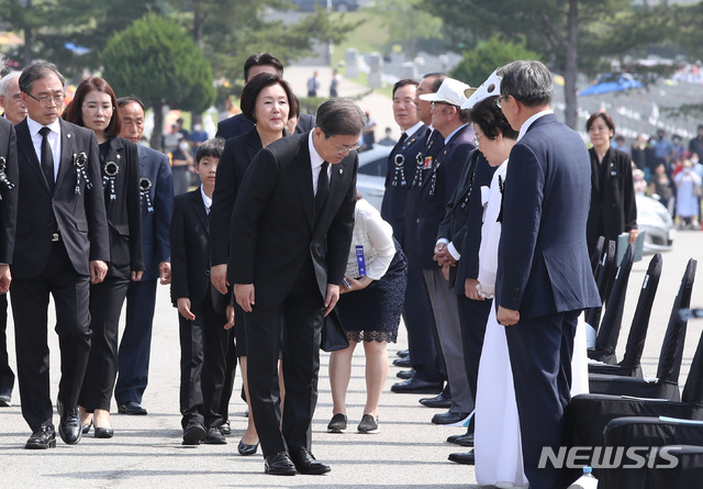 [대전=뉴시스]배훈식 기자 = 문재인 대통령과 김정숙 여사가 6일 대전 유성구 국립대전현충원에서 열린 제65회 현충일 추념식 참석자들과 인사하고 있다. 2020.06.06. dahora83@newsis.com