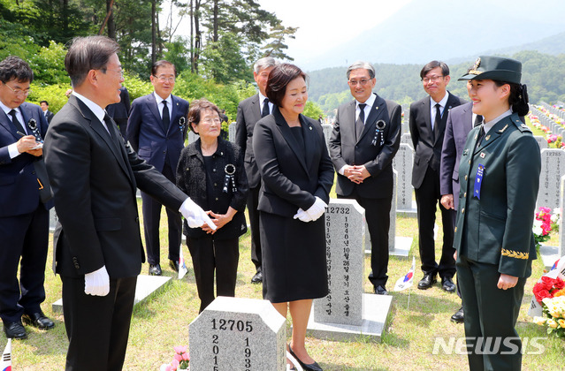 [대전=뉴시스]배훈식 기자 = 문재인 대통령과 김정숙 여사가 6일 대전 유성구 국립대전현충원에서 제65회 현충일 추념식을 마친 뒤 故 김필달 대령 묘역을 참배하고 임관과 함께 신종 코로나바이러스 감염증(코로나19) 확산으로 대구로 향했던 이혜민 소위와 대화하고 있다. 2020.06.06. dahora83@newsis.com