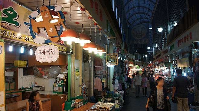 비행사가 되고 싶었던 떡집 사장님의 꿈을 반영한 '비행기 간판', 간판의 내력을 궁금해하는 소비자에게 자신의 이야기를 들려주기 시작했다.