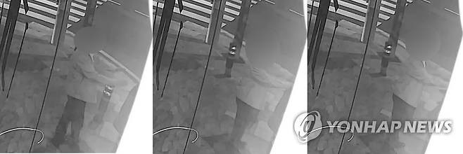 뒤에서 여성 어깨 두 손으로 추행한 현직 부장검사 (부산=연합뉴스) 지난 1일 밤 부산지검 현직 부장검사 A씨가 부산 부산진구 양정동 한 횡단보도 앞에 서 있던 여성 어깨에 두 손을 뻗어 만지는 CCTV 영상 캡처 화면. A씨는 여성 신고로 출동한 경찰에 현행범으로 체포됐다. 2020.6.5 [독자 제공. 재판매 및 DB 금지] wink@yna.co.kr