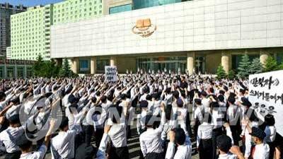 북한 학생들, 김여정 담화에 호응…"탈북자 쓰레기들" (서울=연합뉴스) 노동당 기관지 노동신문은 김여정 노동당 제1부부장이 지난 4일 탈북자들의 대북전단 살포 비난 담화를 낸 것과 관련, 북한 각계 반응을 6일 1면에 실었다. 사진은 김책공업종합대학 학생들이 "탈북자 쓰레기들에게 죽음을" 구호를 들고 비난집회를 하는 모습. 2020.6.6 [노동신문 홈페이지 캡처. 재판매 및 DB 금지] nkphoto@yna.co.kr