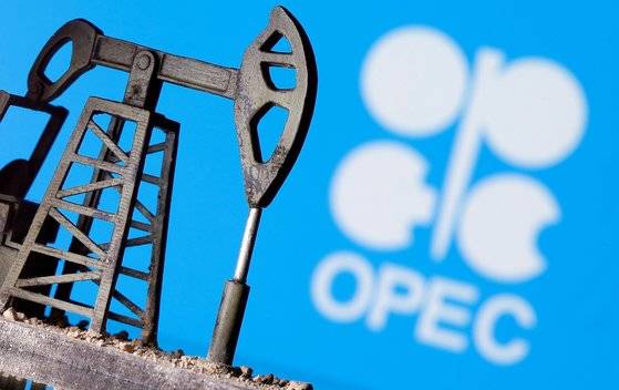 석유수출기구(OPEC)은 6일(현지시간) 5~6월 하루 970만배럴 감산 조치를 7월까지 연장하기로 했다. 사진은 3D프린터로 인쇄된 원유 펌프와 OPEC 로고. 로이터=연합뉴스.
