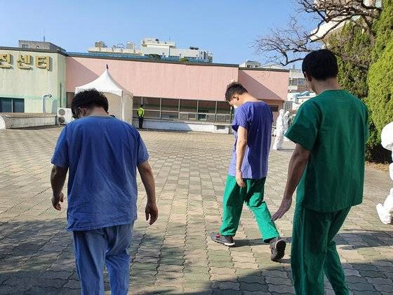 대구에서 코로나19와 사투를 벌인 의료진이 온몸이 땀에 젖어 탈진한 채 걸어가고 있다. [사진 방상혁]