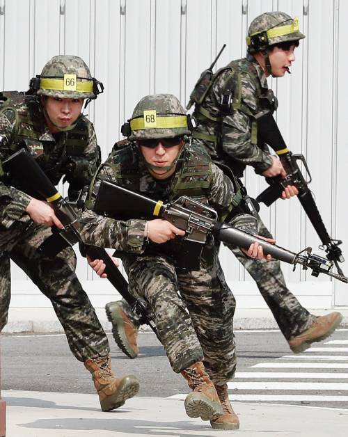 예비군 훈련을 받고 있는 사람들. [동아DB]