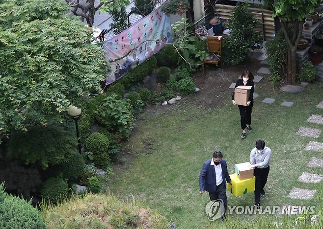 정의기억연대 쉼터 압수수색 (서울=연합뉴스) 류영석 기자 = 정의기억연대 부실 회계·안성 쉼터 고가 매입 의혹을 수사 중인 검찰이 21일 오후 서울 마포구 정의기억연대 피해자 할머니 쉼터에서 압수수색을 마친 뒤 박스를 들고 가고 있다. 2020.5.21 ondol@yna.co.kr