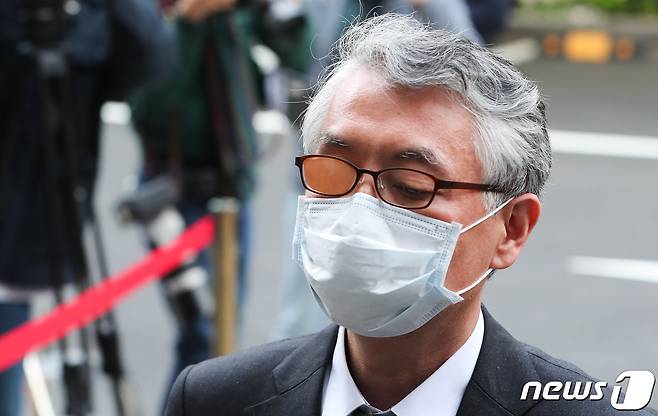 회사 지분을 부당하게 취득해 이득을 챙긴 혐의를 받는 문은상 신라젠 대표이사가 11일 서울 양천구 서울남부지방법원에서 구속 전 피의자 심문(영장실질심사)을 받기 위해 출석하고 있다. 2020.5.11/뉴스1 © News1 허경 기자
