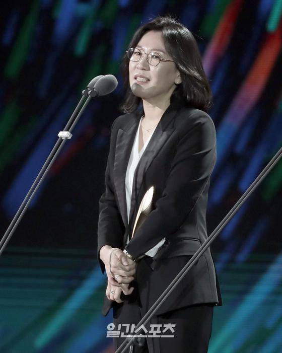 제56회 백상예술대상 영화부문 작품상 ‘기생충’ 바른손이앤에이 곽신애 대표