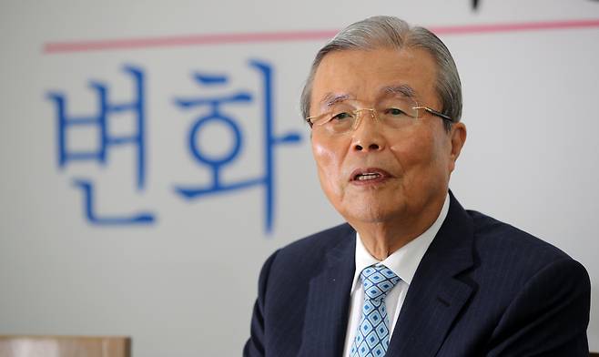 미래통합당 김종인 비상대책위원장이 8일 국회 당 대표실에서 경향신문과 단독 인터뷰를 하고 있다. 권도현 기자