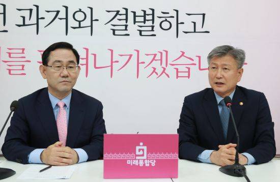 미래통합당 주호영 원내대표(왼쪽)가 지난 5월 28일 국회에서 박삼득 보훈처장을 만나 대화를 나누고 있다. 연합뉴스