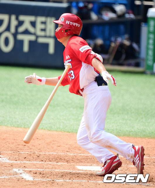 [OSEN=잠실, 지형준 기자]5회초 1사에서 KIA 김호령이 내야안타를 날리고 있다. /jpnews@osen.co.kr