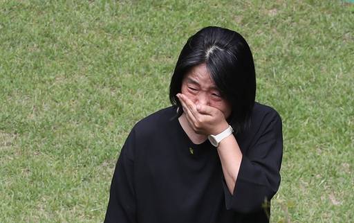 더불어민주당 윤미향 의원이 7일 오전 서울 마포구 연남동 평화의 우리집(마포 쉼터)에서 전날 쉼터 소장의 죽음과 관련해 입을 막고 눈물을 흘리는 장면이 카메라에 포착됐다. 연합뉴스