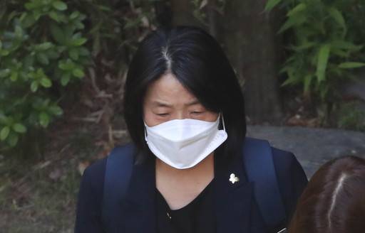 7일 오후 더불어민주당 윤미향 의원이 관계자들과 함께 서울 마포구 소재 일본군 ‘위안부' 피해자 쉼터인 평화의 우리집을 나서고 있다. 뉴시스