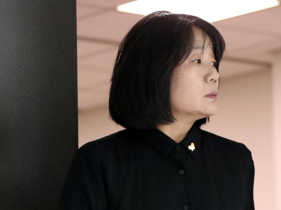 의원실 나서는 윤미향 - 더불어민주당 윤미향 의원이 8일 오전 국회 의원회관 의원실을 나서고 있다. 2020.6.8 연합뉴스