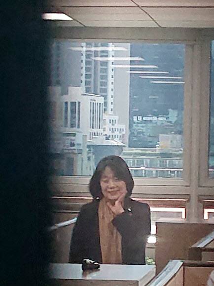 - 더불어민주당 윤미향 의원이 1일 오후 서울 여의도 국회 의원회관 내 사무실에서 보좌진과  대화하고 있다. 2020.6.1 연합뉴스