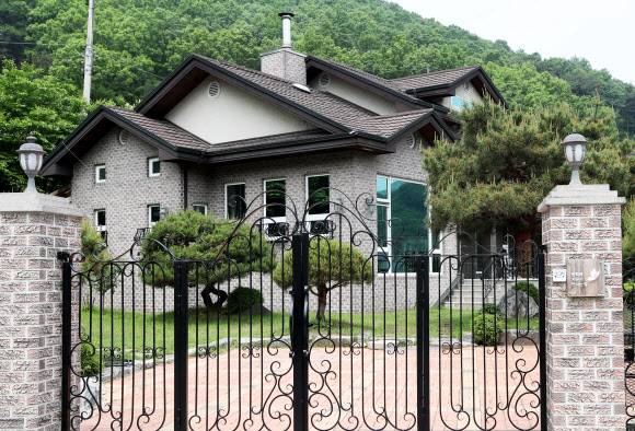 - 정의기억연대가 지정기부금을 받아 일본군 위안부 피해자들을 위한 쉼터로 운영하다 건물 매각 계약을 체결하고 반납 절차가 진행 중인 경기도 안성시 ‘평화와 치유가 만나는 집’ 문이 굳게 닫혀 있다. 연합뉴스