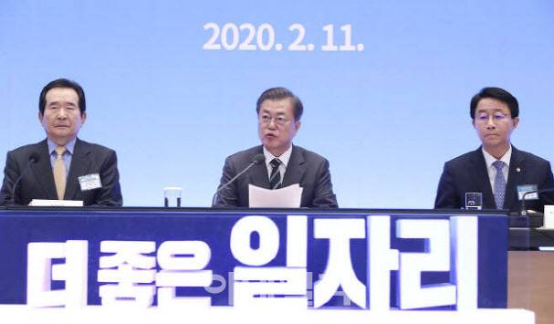 문재인 대통령은 지난 2월11일 청와대에서 열린 고용노동부, 환경부, 농림축산식품부 업무보고에서 “생산가능인구의 급격한 감소에 대비하기 위해서는 여성과 어르신들의 경제활동 참여를 최대한 늘리는 방법밖에 없다”며 “고용 연장에 대해서도 이제 본격적으로 검토를 시작할 때가 됐다”고 말했다. 연합뉴스 제공