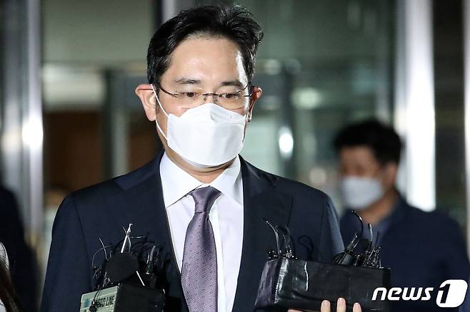 불법 경영승계 의혹을 받는 이재용 삼성전자 부회장이 8일 오후 서울 서초구 서울중앙지방법원에서 열린 영장실질심사(구속 전 피의자 심문)를 마치고 청사를 나서고 있다.  2020.6.8/뉴스1 © News1 이승배 기자