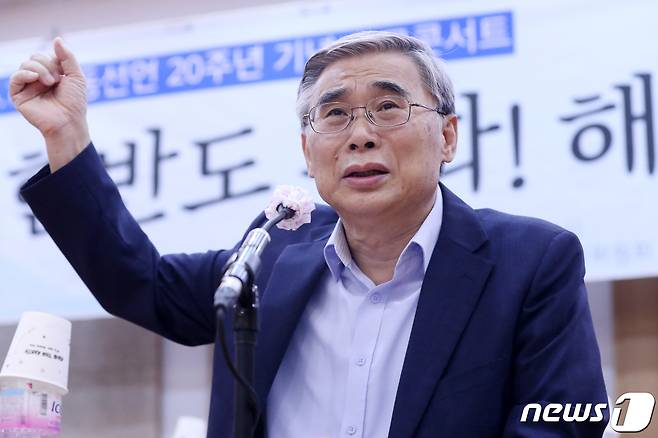 노무현 정부 당시 통일부 장관을 지낸 이종석 세종연구소 동아시아협력센터장이 9일 오후 서울 종로구 한국기독교회관에서 열린 '6.15 공동선언 20주년 기념 토크콘서트, 한반도 평화! 해법은 있는가'에 참석해 한반도 평화와 남북관계 발전을 주제로 강연을 하고 있다. 이날 행사는 6.15 남북공동선언 발표 20주년을 맞이해 남북공동선언의 의미를 되돌아보고 남북 관계의 현재를 진단하기 위해 마련됐다. 2020.6.9/뉴스1 © News1 민경석 기자