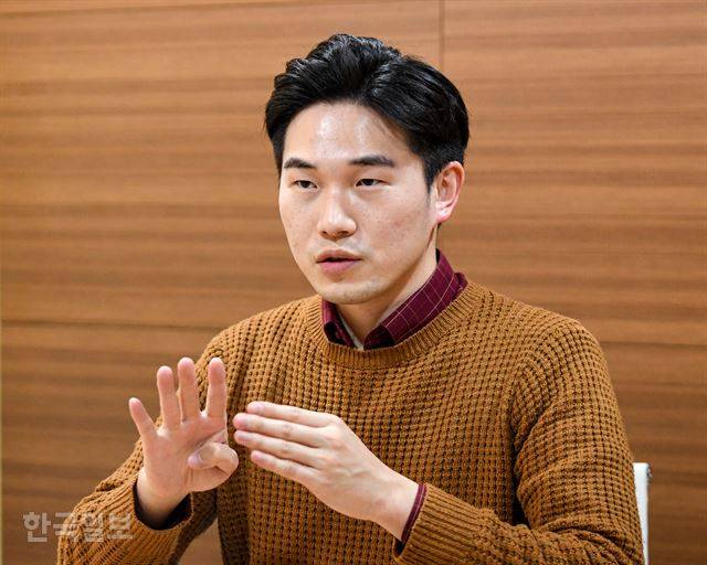 [저작권 한국일보]임관섭 LGS 대표가 친환경 사업 브랜드인 ‘띱’에 대해 설명하고 있다. 그는 “사업은 소비자들을 즐겁게 만들어야 한다”며 “띱 브랜드의 제품들은 소비자들이 손쉽게 친환경 운동을 하며 보상을 받는 즐거움을 준다”고 주장했다. 정준희 인턴기자