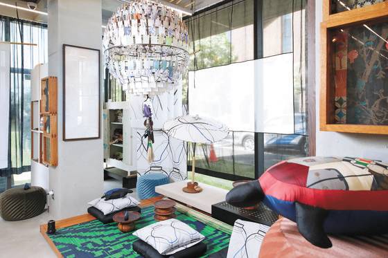 Chang’s studio Mono Collection located in Paju, Gyeonggi is decked out with various fabric products from sofas to stuffed toys. All the patterns and prints are inspired by traditional crafts. [WOO SANG-JO]